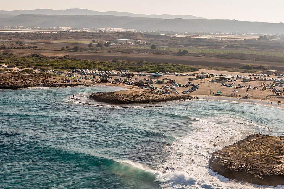 המפרצים הסלעיים בשמורת דור־הבונים, עם איים קטנים ומים צלולים