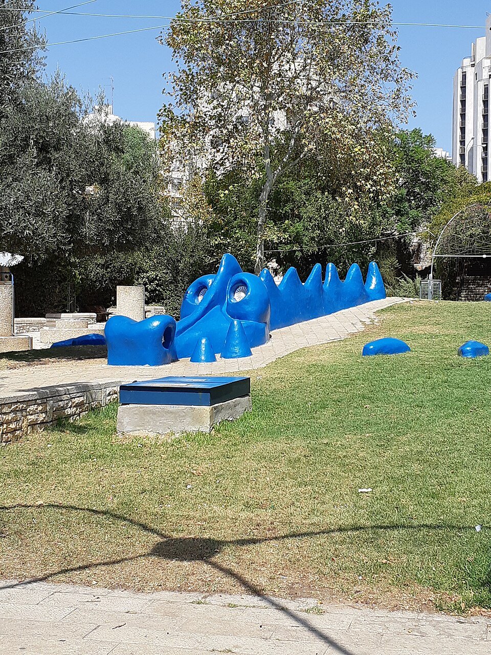 פסל דרקון כחול בגן הפעמון בירושלים