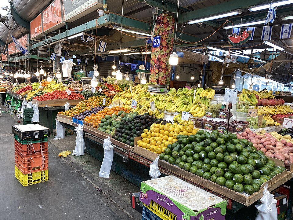 דוכן ירקות ופירות צבעוני בשוק התקווה בתל אביב