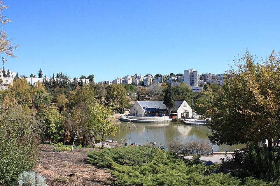 האגם והמבנה המרכזי בגן הבוטני בגבעת רם בירושלים | צילום: צילום: Adiel lo, ויקישיתוף, CC BY-SA 3.0