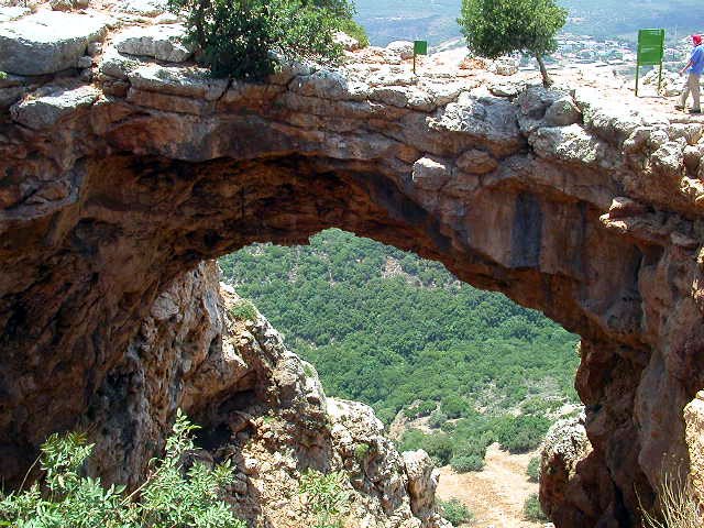 קשת האבן הטבעית של מערת קשת בגליל המערבי, ומבעדה נשקף העמק הירוק