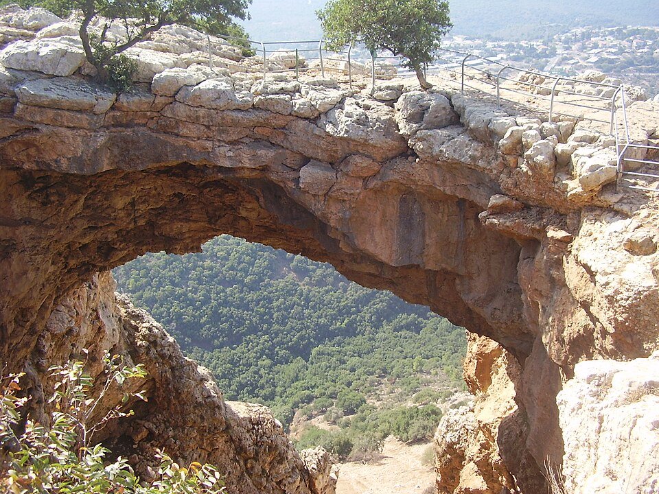 קשת הסלע של מערת קשת בפארק אדמית, מעל נוף הגליל המערבי (צילום: Avi1111 dr. avishai teicher, ויקישיתוף, CC BY 3.0)