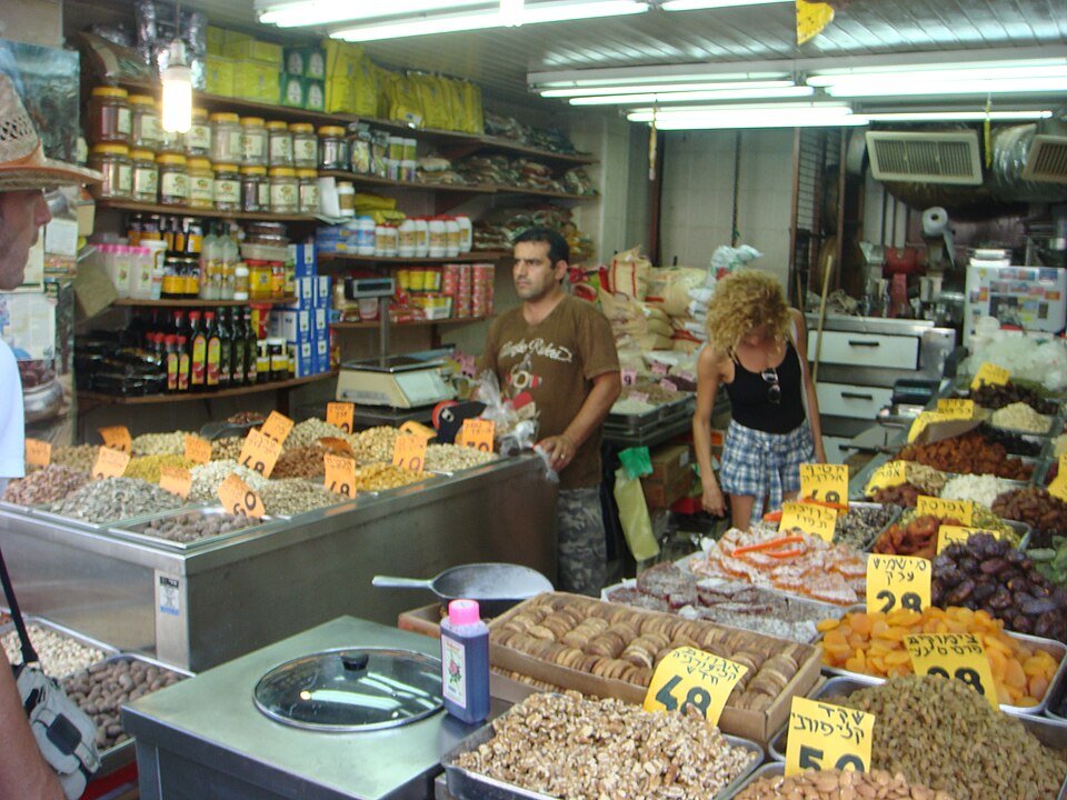 חנות פיצוחים, תבלינים ומזון יבש בשוק לוינסקי בתל אביב