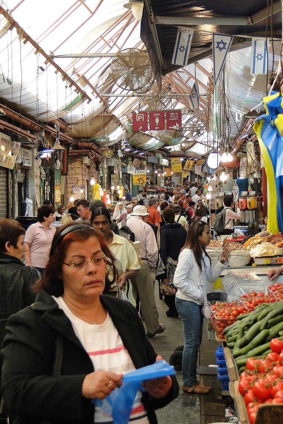 קונים צפופים בסמטה מקורה בשוק מחנה יהודה בירושלים | צילום: צילום: Adam Jones, ויקישיתוף, CC BY-SA 2.0