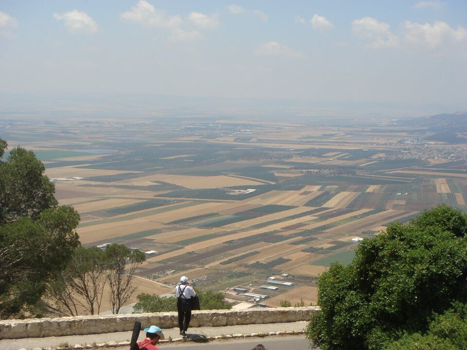 מטיילים בתצפית מהר תבור אל עמק יזרעאל הפרוש למטה | צילום: someone10x, ויקישיתוף, CC BY 2.0