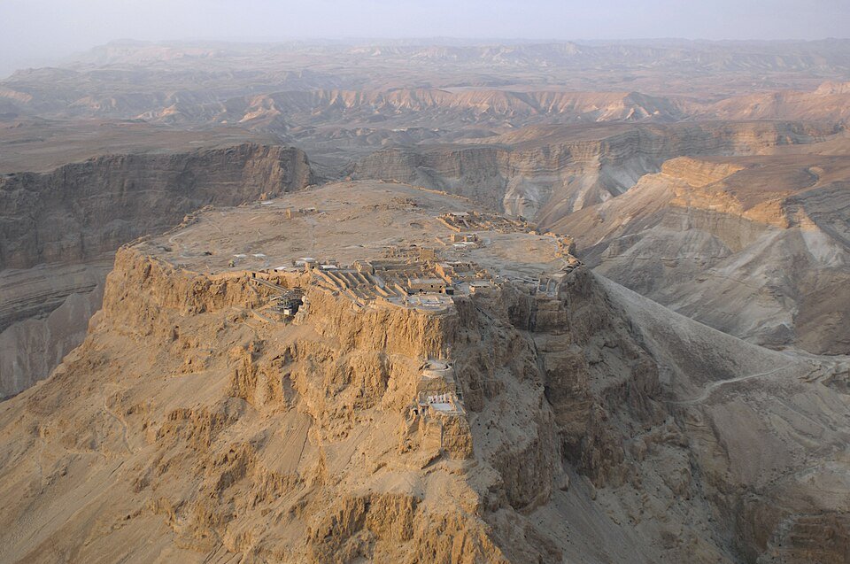מצוק מצדה והמישור שבראשו, במבט אווירי אל מדבר יהודה