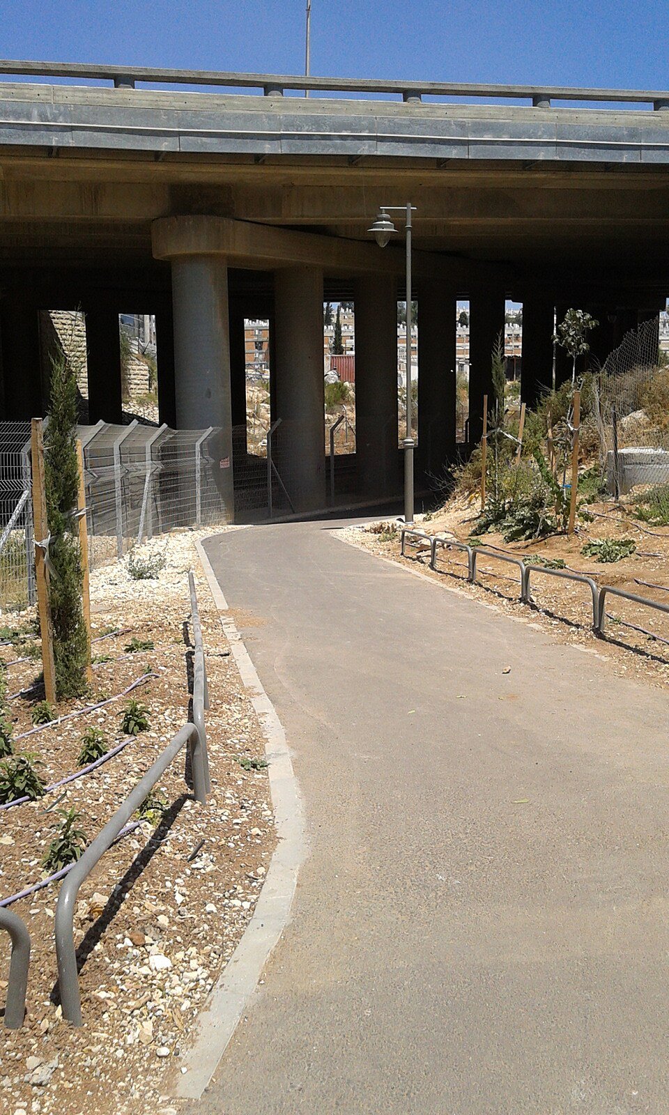 פארק המסילה בירושלים – שביל סלול וישר לאורך פסי הרכבת ההיסטורית