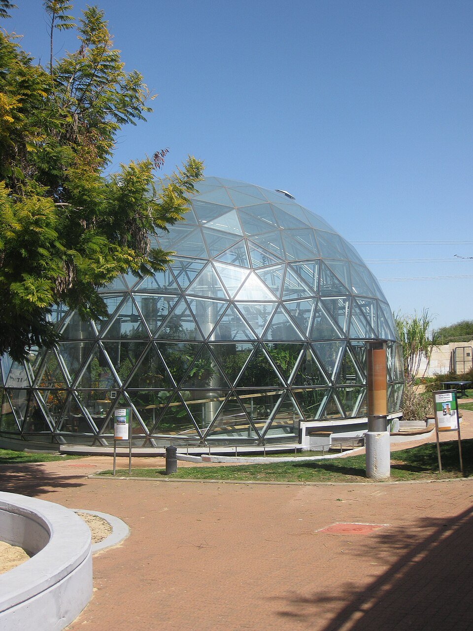 כיפה גיאודזית מזכוכית בגן המדע ע"ש קלור במכון ויצמן ברחובות (צילום: Deror Avi, ויקישיתוף, CC BY-SA 3.0)