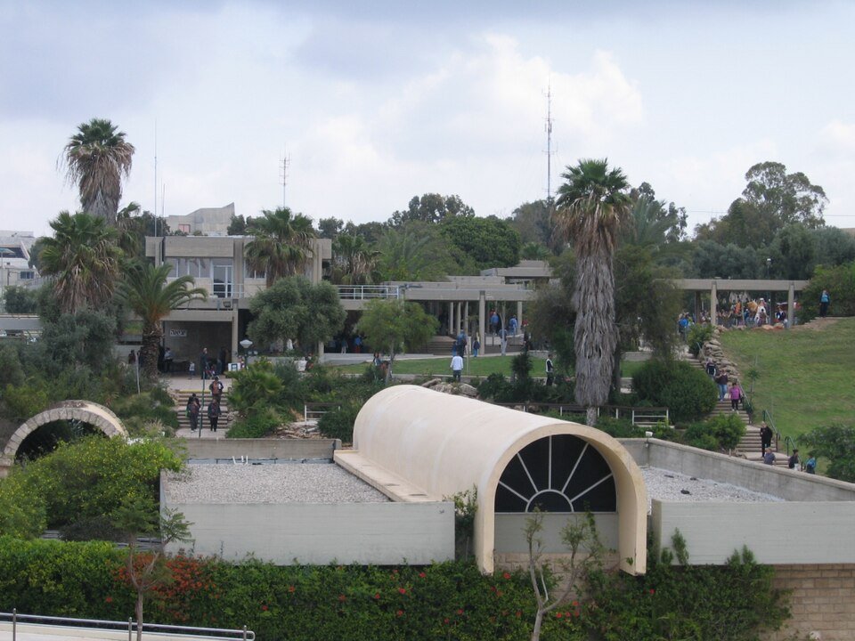 מבנה מקומר בשטח הגנים הפתוח של מוזיאון ארץ ישראל ברמת אביב (צילום: Talmoryair, ויקישיתוף, נחלת הכלל)
