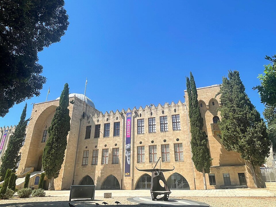 בניין הטכניון ההיסטורי בהדר הכרמל, שבו שוכן היום מוזיאון מדעטק בחיפה (צילום: אושרי רייכר, ויקישיתוף, CC BY 2.5)