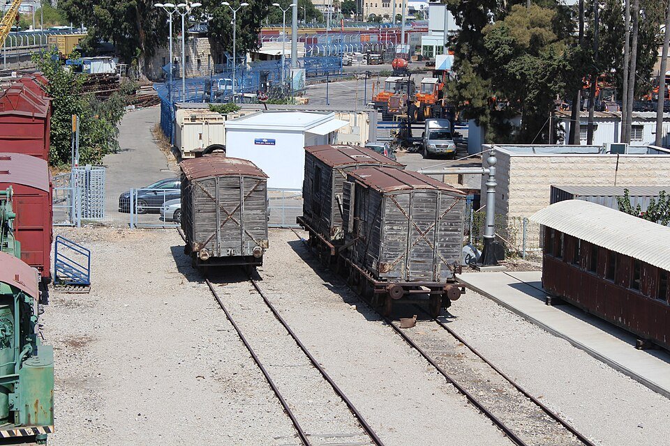 קרונות משא היסטוריים על המסילות בשטח מוזיאון רכבת ישראל בחיפה מזרח (צילום: Deror Avi, ויקישיתוף, CC BY-SA 3.0)