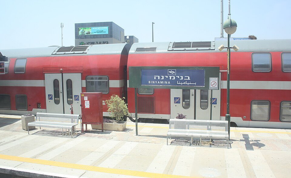 רכבת קומותיים אדומה ברציף בתחנת בנימינה – הקומה העליונה היא המקום המבוקש אצל הילדים