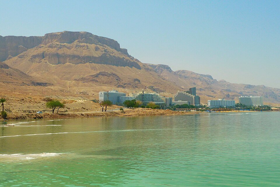 חוף ים המלח ומלונות עין בוקק לרגלי מצוקי המדבר