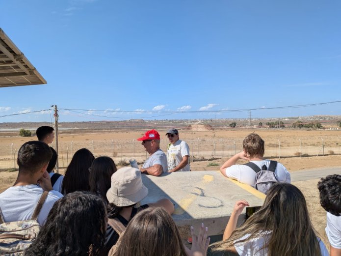 התלמידים בסיור באתרי 7 באוקטובר בנגב המערבי. צילום: כרמל מרקשייד, המעורר