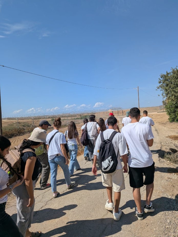 תלמידי אורט זאב בוים במהלך הסיור בנגב המערבי. צילום: כרמל מרקשייד, המעורר