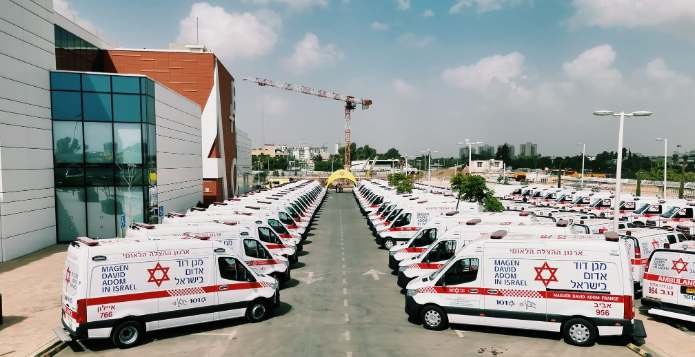 צי האמבולנסים החדשים בקריית מד"א ברמלה. צילום: דוברות מד"א