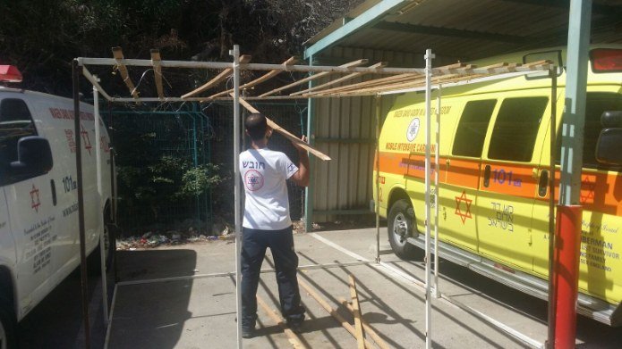 בניית סוכה בתחנת מד"א | צילום: דוברות מד"א