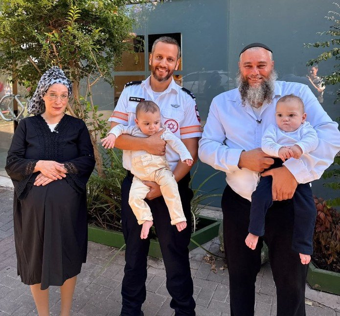הפראמדיק סהר בראל עם ההורים אסתר ועידן מרקוביץ' והתאומים, במפגש לאחר השחרור מבית החולים | צילום: צילום: דוברות מד"א