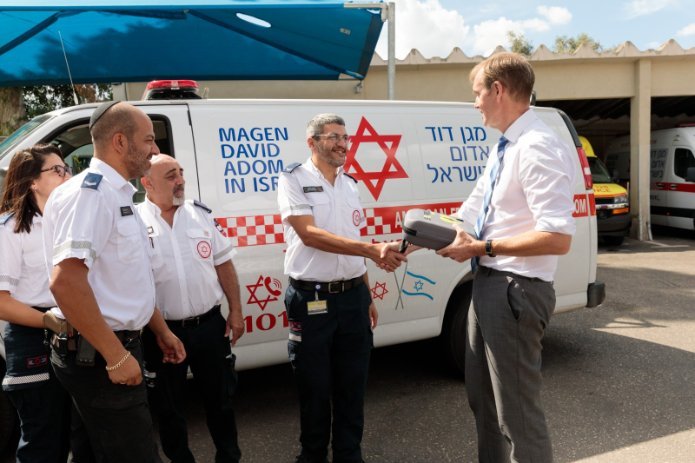סוכת מד״א בתחנת לוד בביקור שגריר האיחוד האירופי מייקל מאן. צילום: נמרוד ארונוב