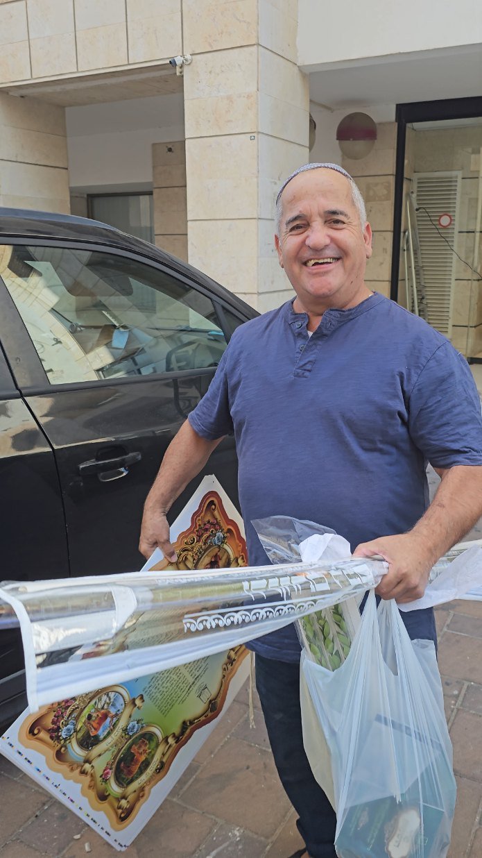 מעמדי שמחת בית השואבה והקפות שניות בבתי הכנסת בעיר. צילום: יח"צ