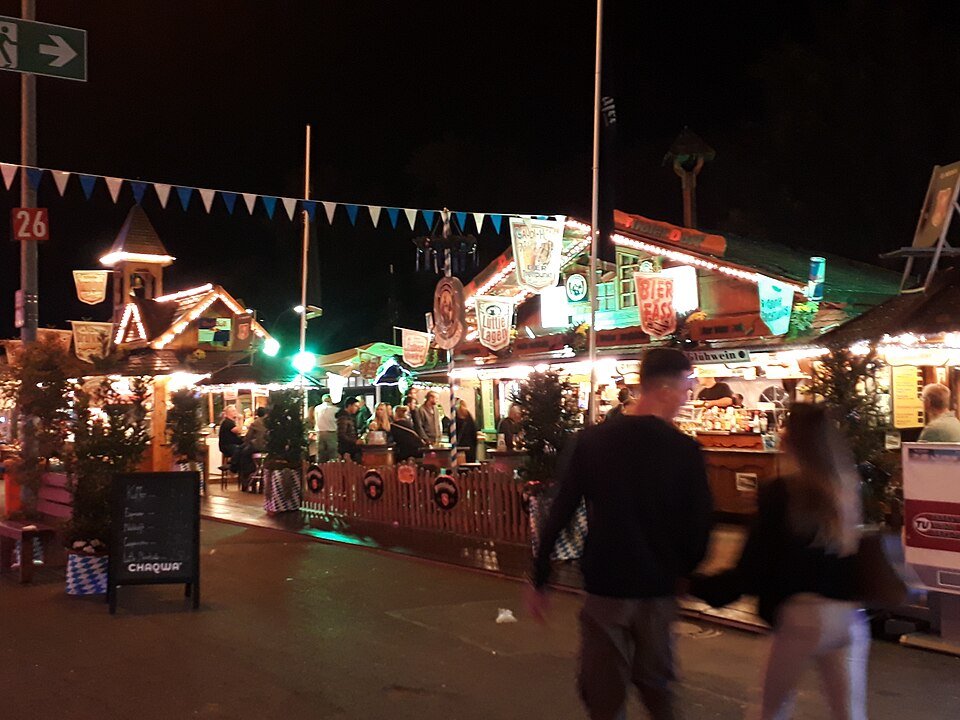 שדרת האוהלים המוארת בתרשיינוויזה בשעות הערב, בימי האוקטוברפסט (צילום: Timalexbla, ויקישיתוף, CC BY-SA 4.0)
