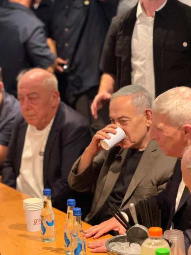 ראש הממשלה לוגם מהקפה שהוכן עבורו בסניף. צילום: יח"צ