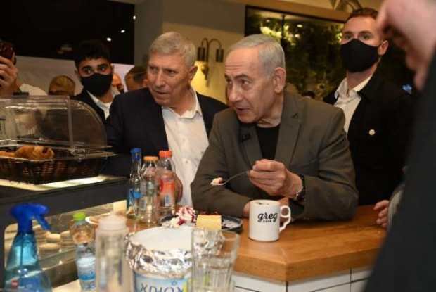 ראש הממשלה בנימין נתניהו בסניף קפה גרג בקריית אתא | צילום: יח"צ