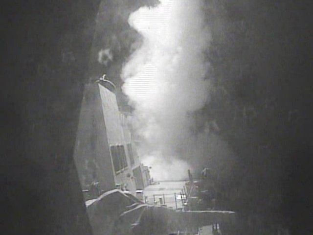 ארכיון: המשחתת האמריקנית USS Nitze תוקפת אתרי מכ"ם חות'יים בחוף ים סוף של תימן, 13 באוקטובר 2016 | צילום: U.S. Navy / NAVCENT Public Affairs