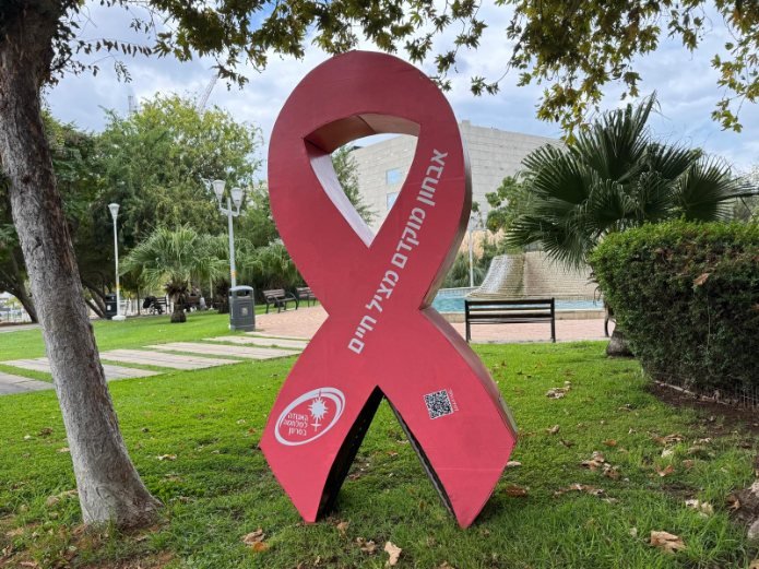 הפסל הוורוד שהוצב בפארק גבעתיים, ועליו הכיתוב ״אבחון מוקדם מציל חיים״ | צילום: האגודה למלחמה בסרטן
