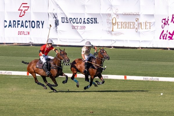 משחק מהיר ואינטנסיבי בטורניר Engel & Völkers Berlin Maifeld Polo Cup בגרמניה