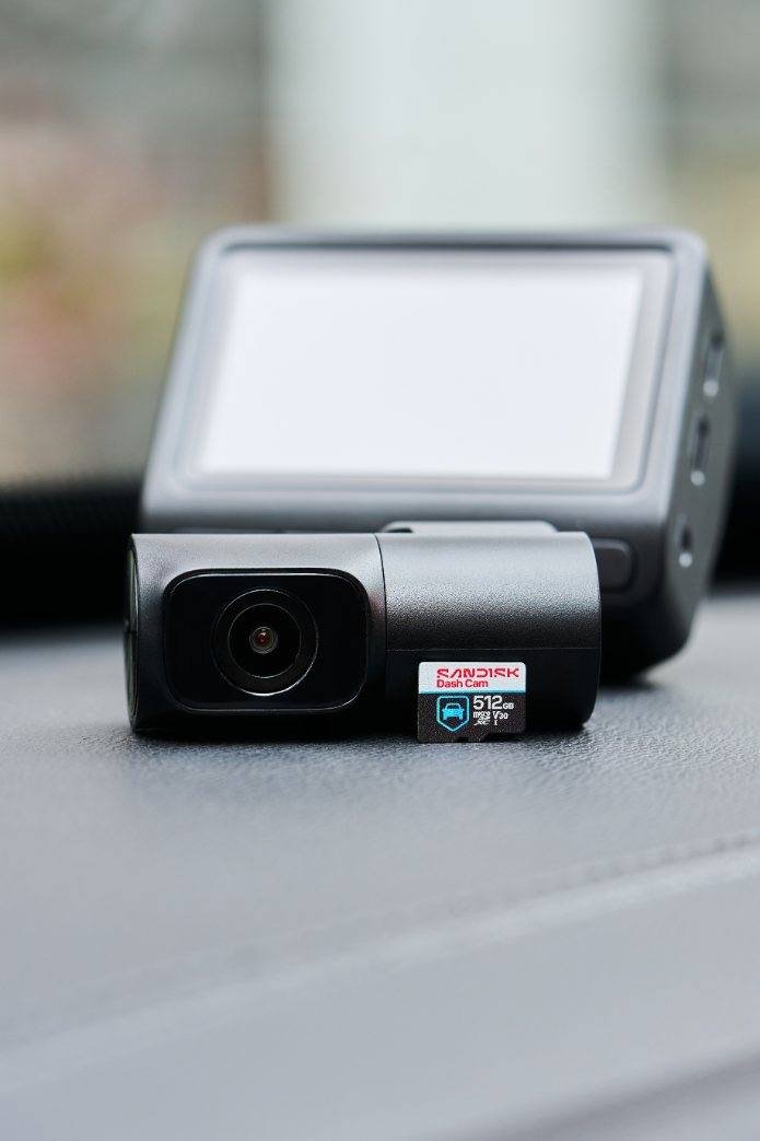 מצלמת דרך מותקנת בשמשה הקדמית. צילום: SANDISK