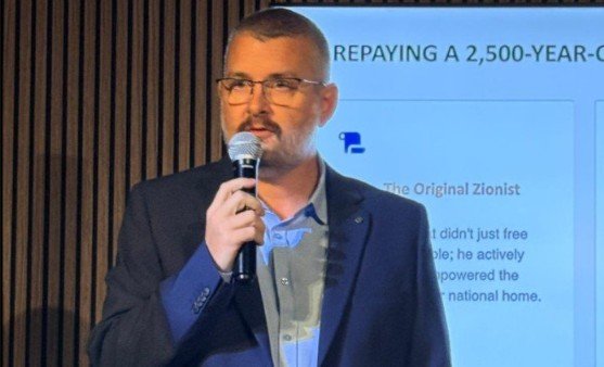 תום וגנר, מייסד שותף ומנכ"ל התנועה האברהמית, נושא דברים באירוע | צילום: Faith & Freedom News (FFN)