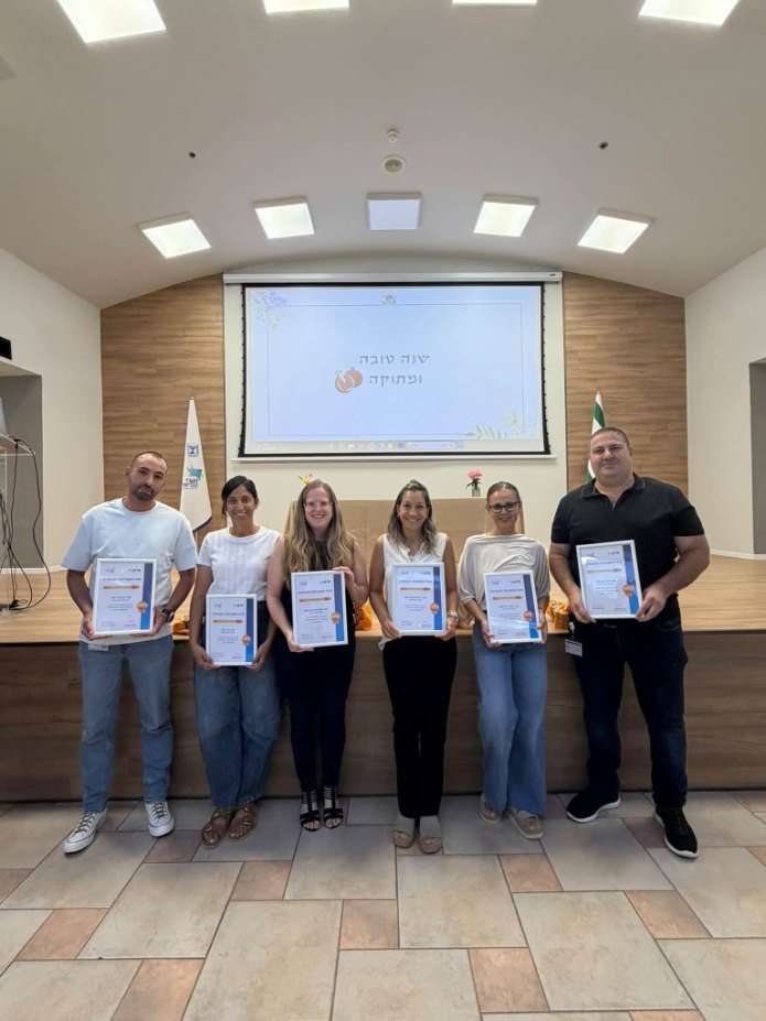 מקבלי אות ההוקרה, מימין לשמאל: ריאד אבו מוך, סמדר רובינשטיין, רמית כלאמרי יפת, נועה פרידמן וסרמן, סיון הרמן ויעקב בר סיני | צילום: שהם