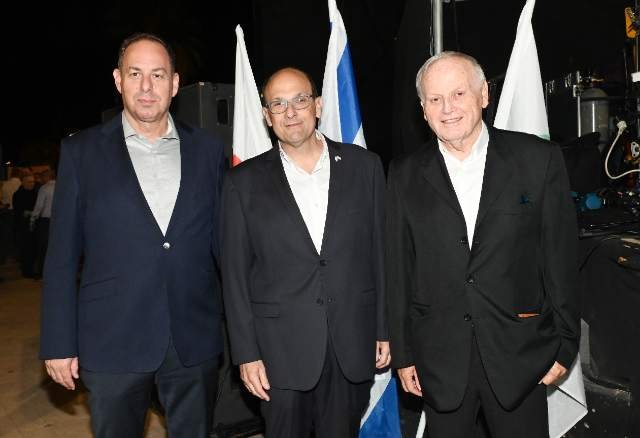 אשר גרינבאום, יו"ר עמותת ידידי סורוקה, פרופ' שלומי קודש, מנהל סורוקה, כללית, ואלעד אהרונסון, נשיא ומנכ"ל ICL. צילום: דוברות סורוקה