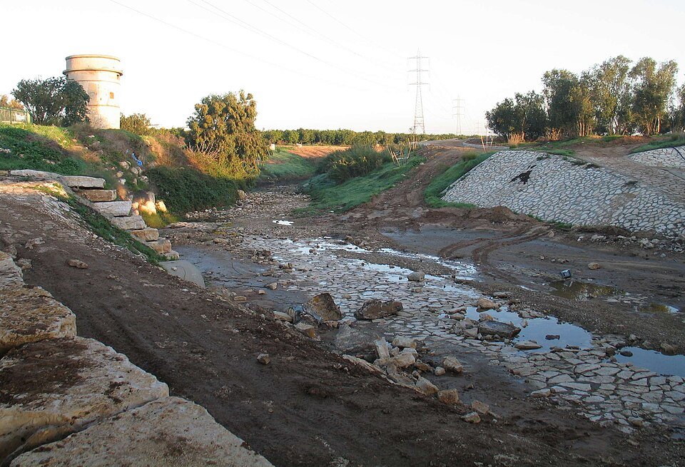 נחל לכיש באזור עד הלום, בכניסה המזרחית לאשדוד (צילום: Bukvoed / ויקישיתוף, CC BY 3.0)