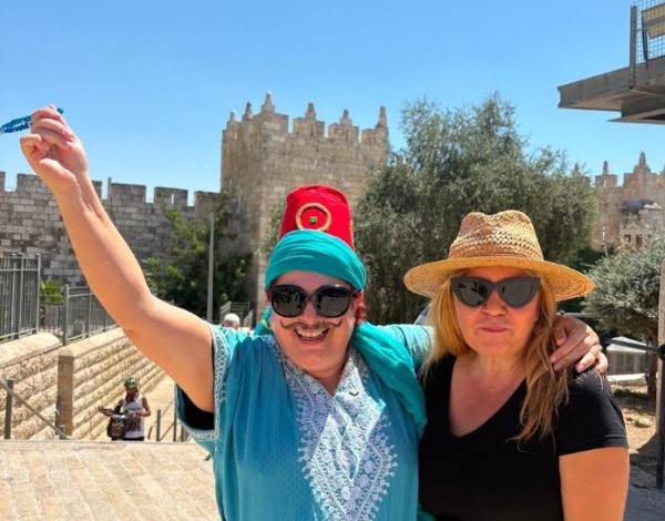 הסיור התיאטרלי על טיילת החומות. צילום: פמ"י