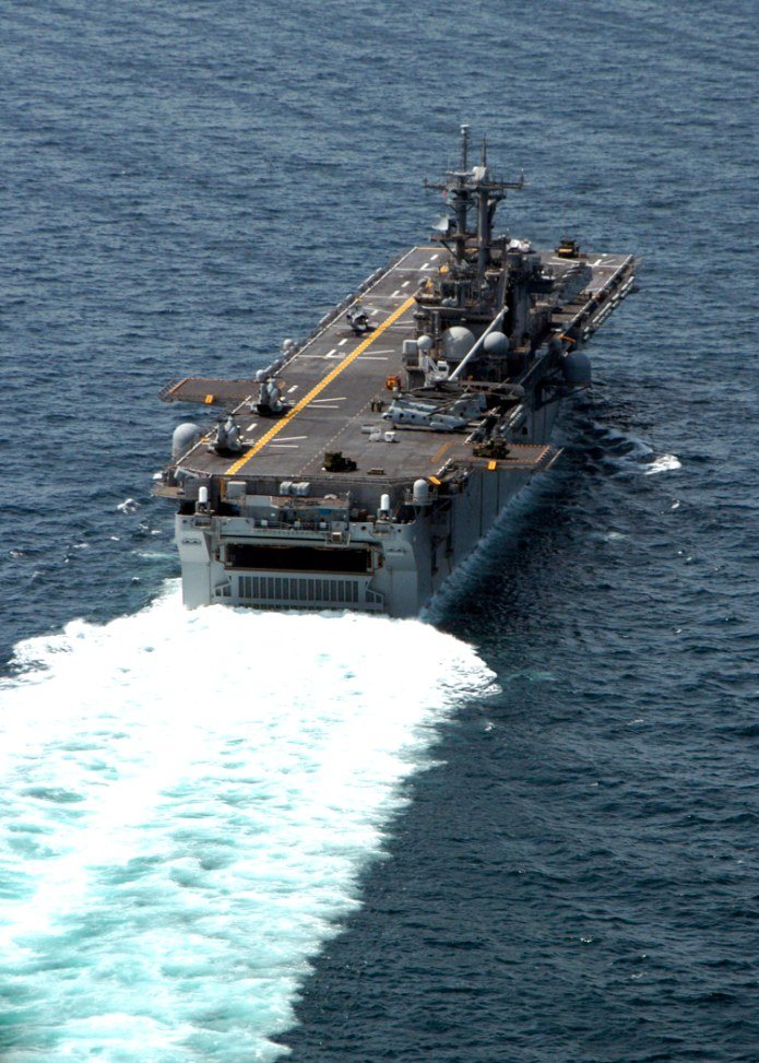 ספינת הנחיתה האמריקנית USS Kearsarge חוצה את מצר באב אל-מנדב. אילוסטרציה. צילום: הצי האמריקני, Angel Roman-Otero / ויקישיתוף (נחלת הכלל)