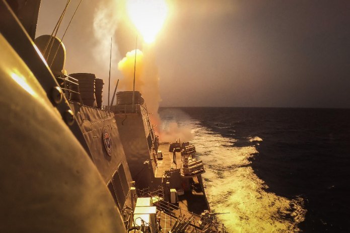 המשחתת האמריקנית USS Carney משגרת טיל יירוט נגד טילים וכטב"מים של החות'ים בים האדום, 19 באוקטובר 2023. | צילום: צי ארה"ב, Mass Communication Specialist 2nd Class Aaron Lau | נחלת הכלל (PD-USGov-Navy), באמצעות ויקישיתוף