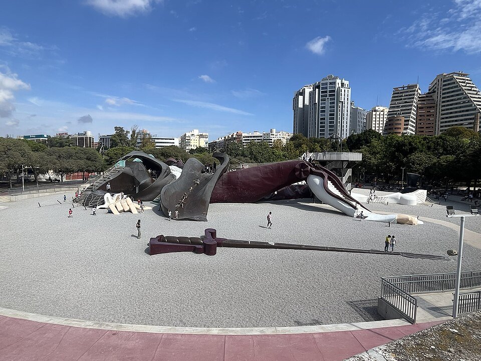 פארק גוליבר בגני הטוריה: דמות ענק שוכבת שהפכה למתקן משחקים אחד גדול