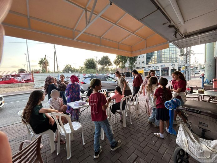 המשתתפים במפגש של מיזם "אחים בנפש" באשקלון. צילום: משפחה אחת