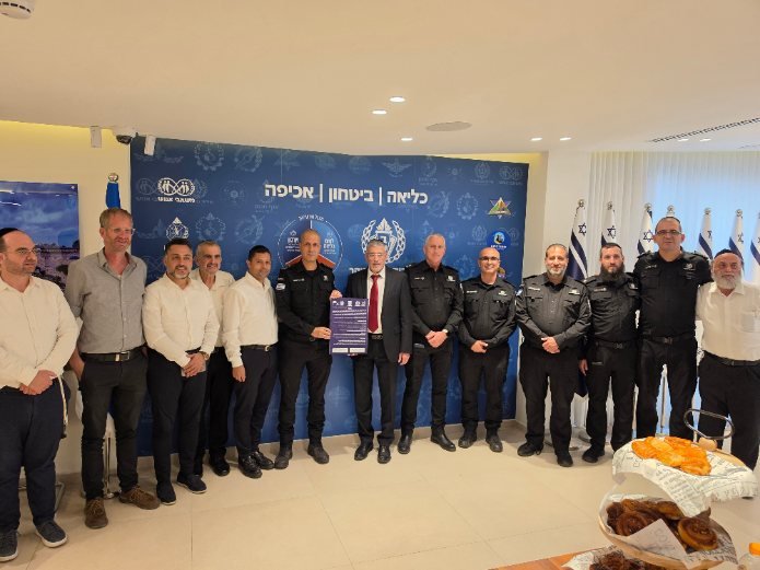 מעמד החתימה: נציב שב"ס קובי יעקובי, מנכ"ל המשרד לשירותי דת יהודה אבידן, סגן נציב שב"ס חאתם עזאם וראש אגף אסיר גונדר יריב כהן | צילום: דוברות המשרד לשירותי דת