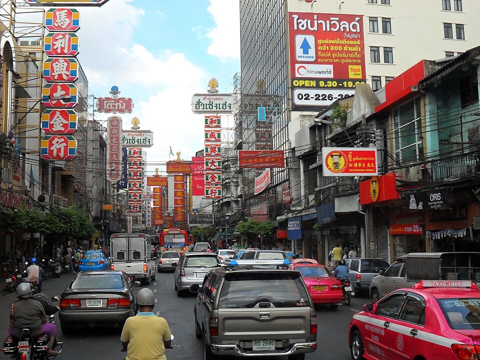 רחוב יָאוָואראט בצ׳יינה טאון של בנגקוק באור יום