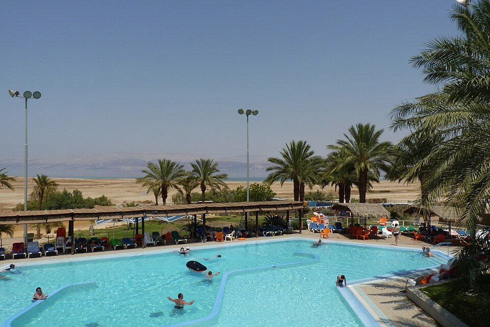 בריכת המים הגופריתיים המחוממים בספא עין גדי, מוקפת דקלים