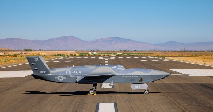 מטוס הקרב הבלתי מאויש FQ-42 Vengeance על המסלול | צילום: GA-ASI