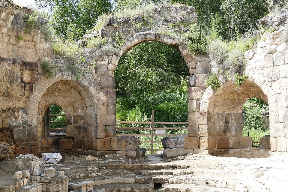 קשתות האבן של בתי המרחץ הרומיים העתיקים בחמת גדר