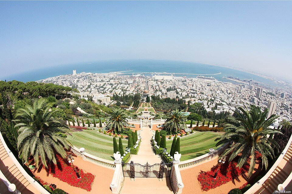 מרפסות גני הבהאים בחיפה והנוף הנשקף מהן אל מפרץ חיפה