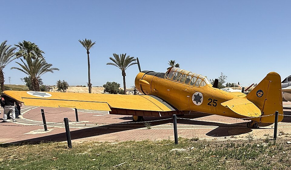 מטוס אימון צהוב בתצוגה במוזיאון חיל האוויר בחצרים