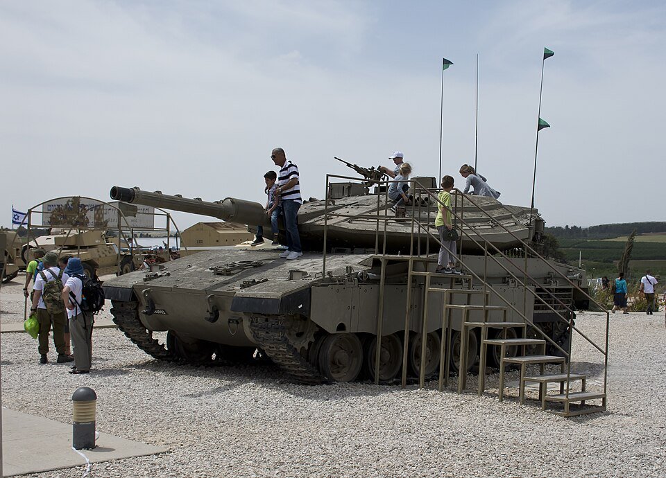 מבקרים על גבי טנק מרכבה באתר יד לשריון בלטרון