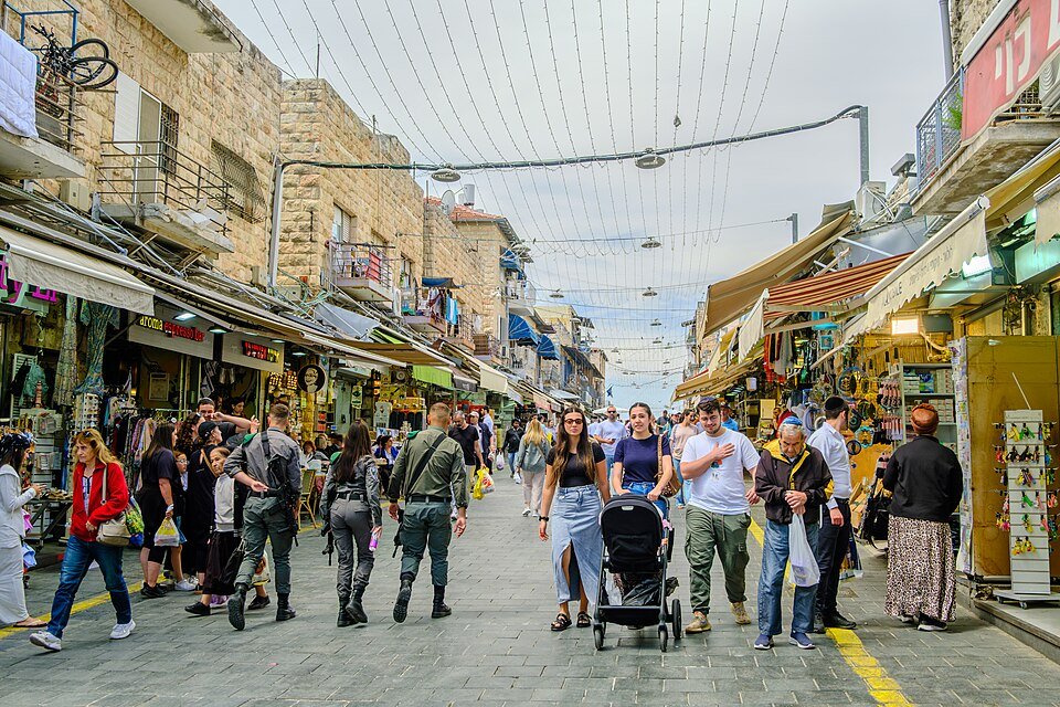 סמטת שוק מחנה יהודה בירושלים מלאה בקונים בשעות הפעילות