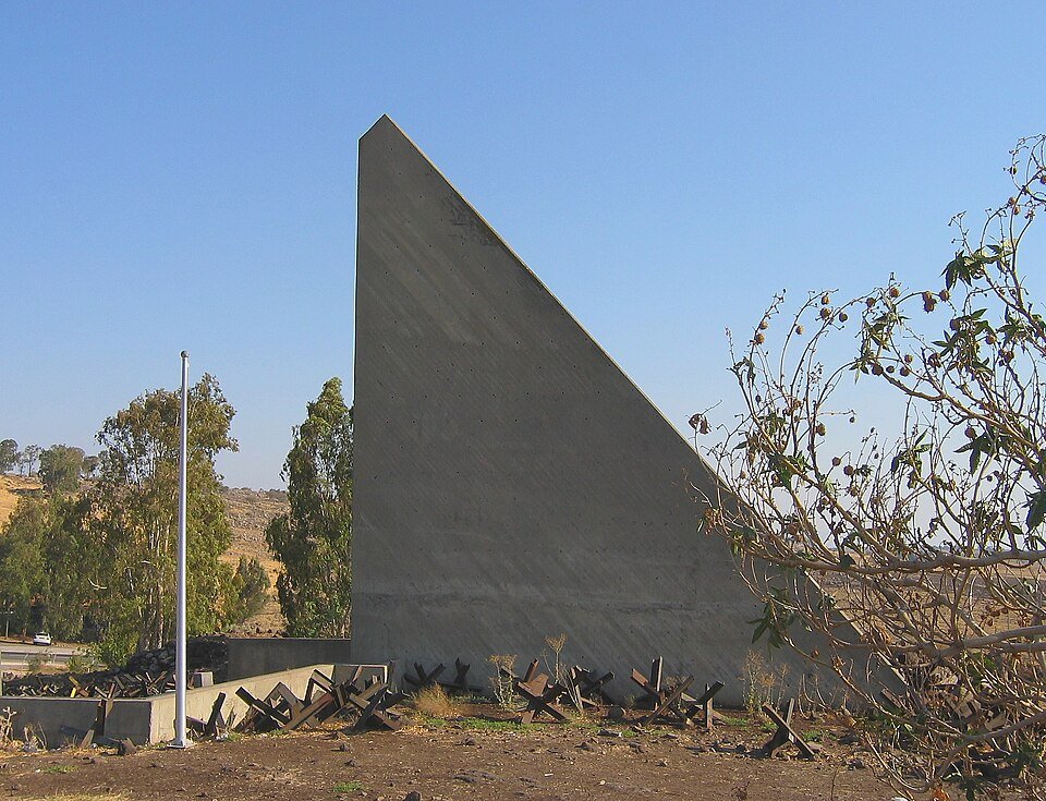 אנדרטת הבטון המשולשת במצפה גדות שברמת הגולן